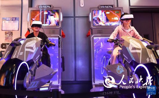 10月4日,在河南省洛阳市涧西区未来城科幻乐园内,孩子们在体验VR虚拟技术沉浸式场景。 新华社发(黄政伟摄)