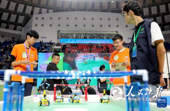 10月3日,在河南省济源市举行的全国青少年科技体育大赛上,参赛选手在进行机器人足球比赛。新华社发(段二平摄)