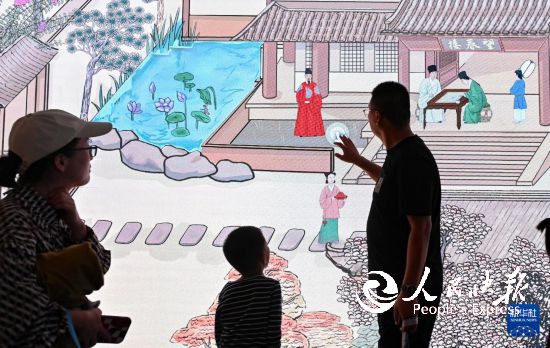 10月5日,在山东省青州博物馆,游客通过大屏幕进行场景互动。 新华社发(王继林摄)