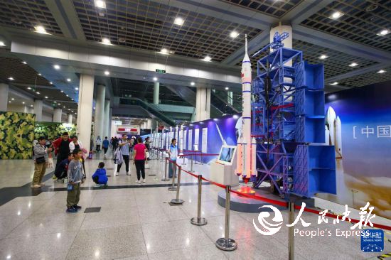 10月3日,在山东济南市舜耕国际会展中心,市民在参观航空航天科普展。 新华社发(郝鑫城摄)