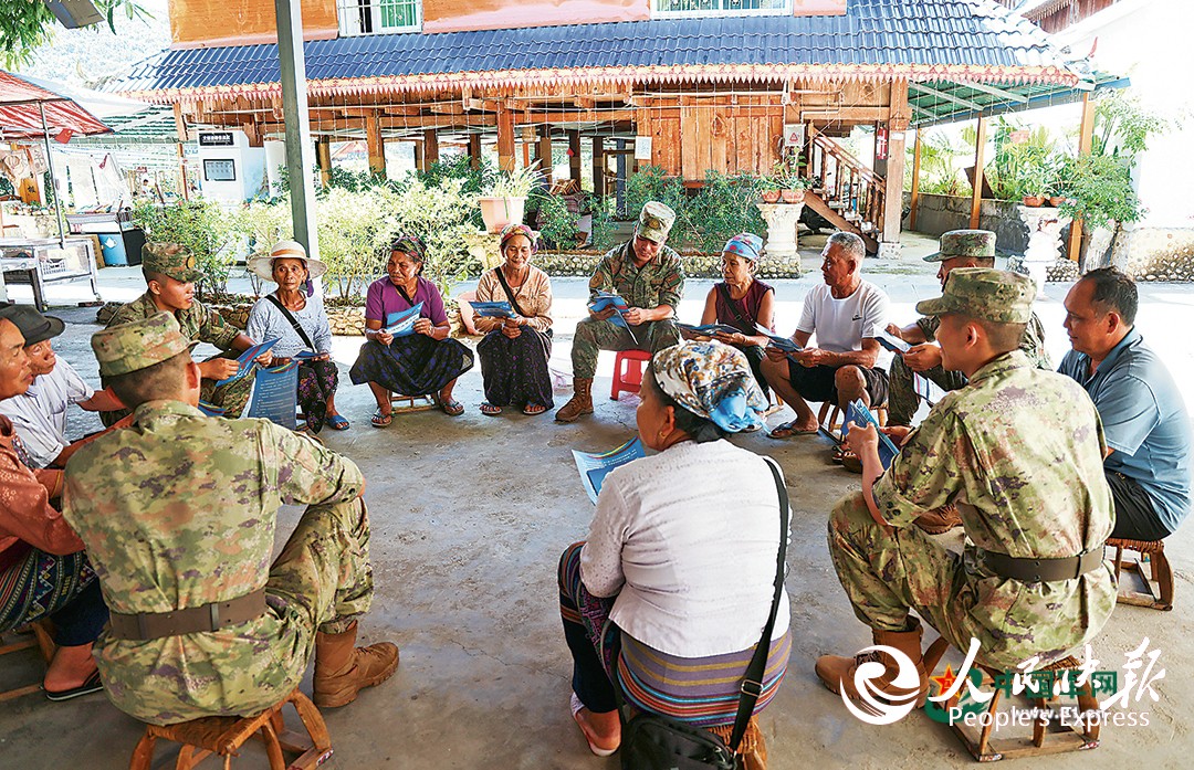 南部战区陆军某旅官兵走进边境村寨，向当地群众宣讲国防政策法规。朱  俊摄