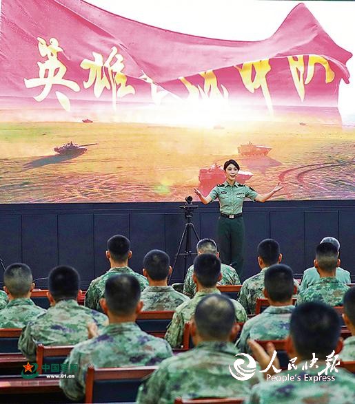 陆军抗战故事巡回宣讲团成员为基层部队官兵讲述“英雄长城中队”抗战事迹。本报特约通讯员  张  毛摄