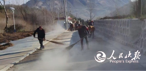 河南南召板山坪镇：清理道路“焕新颜”···