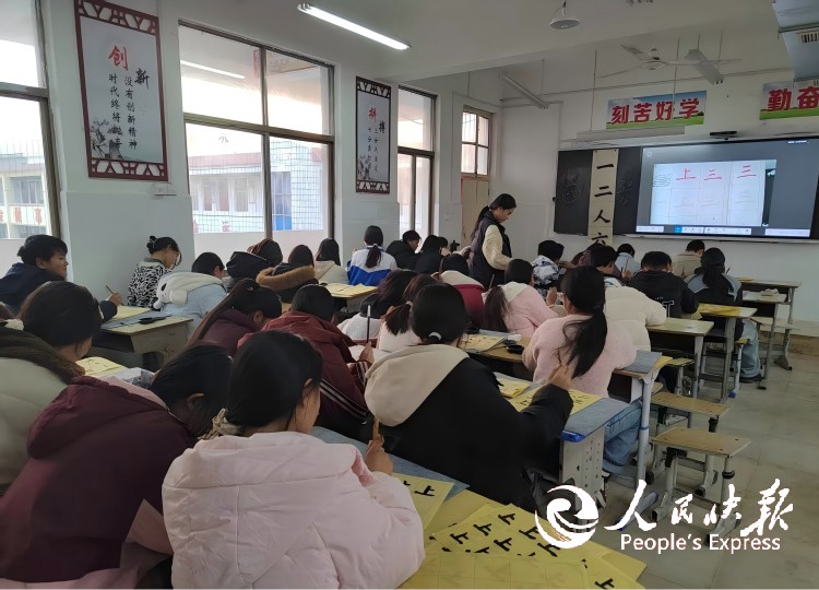 河南南召留山镇：墨香润校园 书法传文···