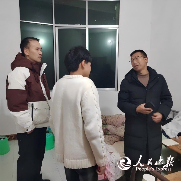 开江县严家初中开展“爱暖寒冬，情深助···