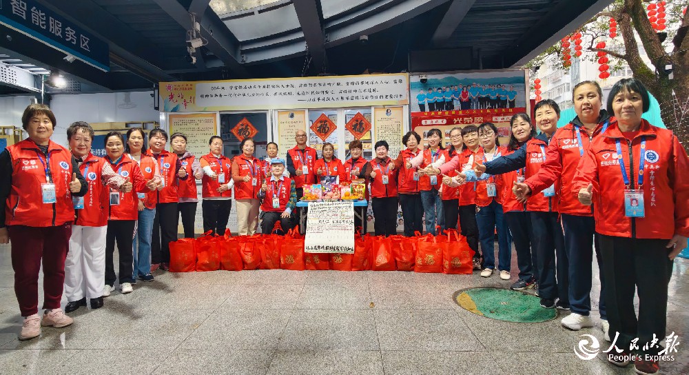 马年春节首日开门红 “雷锋红”闪耀中···