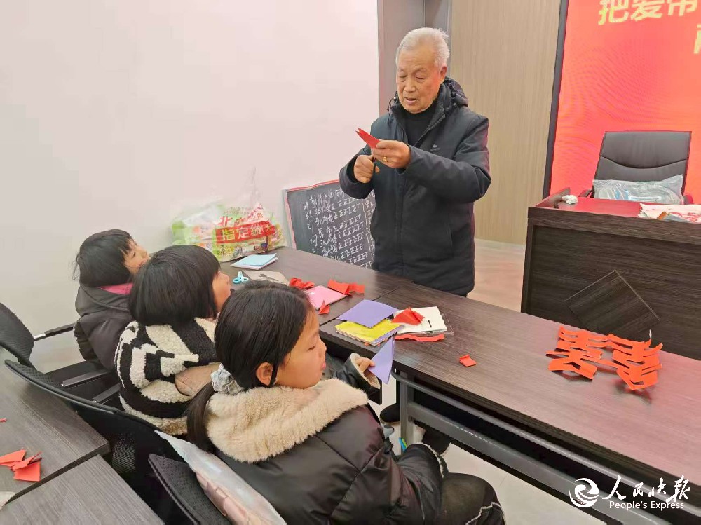 河南南召留山镇：巧手剪非遗 童心传文···