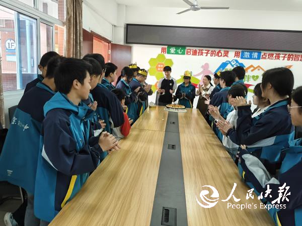 温情暖童心 相伴共成长 ——开江县甘···